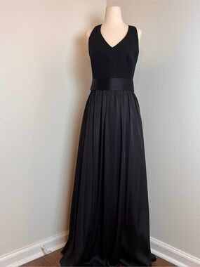 White by Vera Wang Dress Halter VNeck W/ bow details on back // Size 10